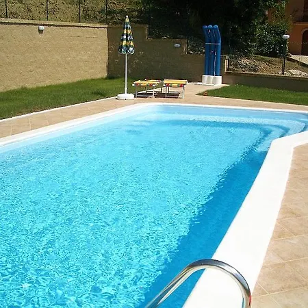 Sleeps 2 Pool Wifi T762272